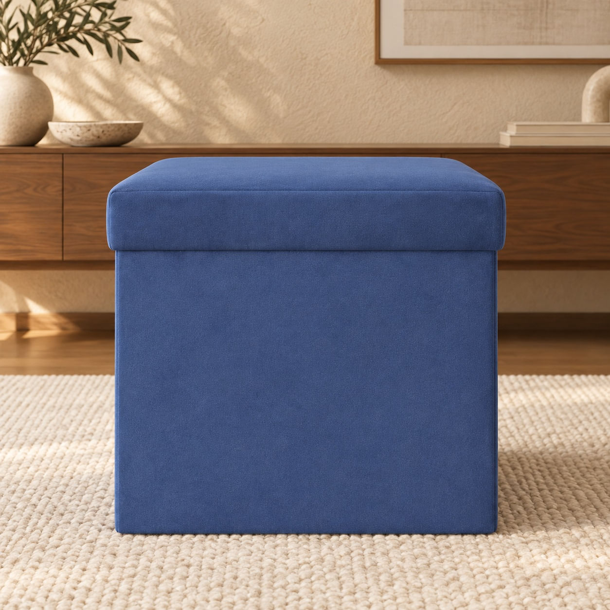 Puff-Bau-suede-azul-38-x-38-x-38-cm-de-frente-em-ambiente.-Decoracao-nao-acompanha.