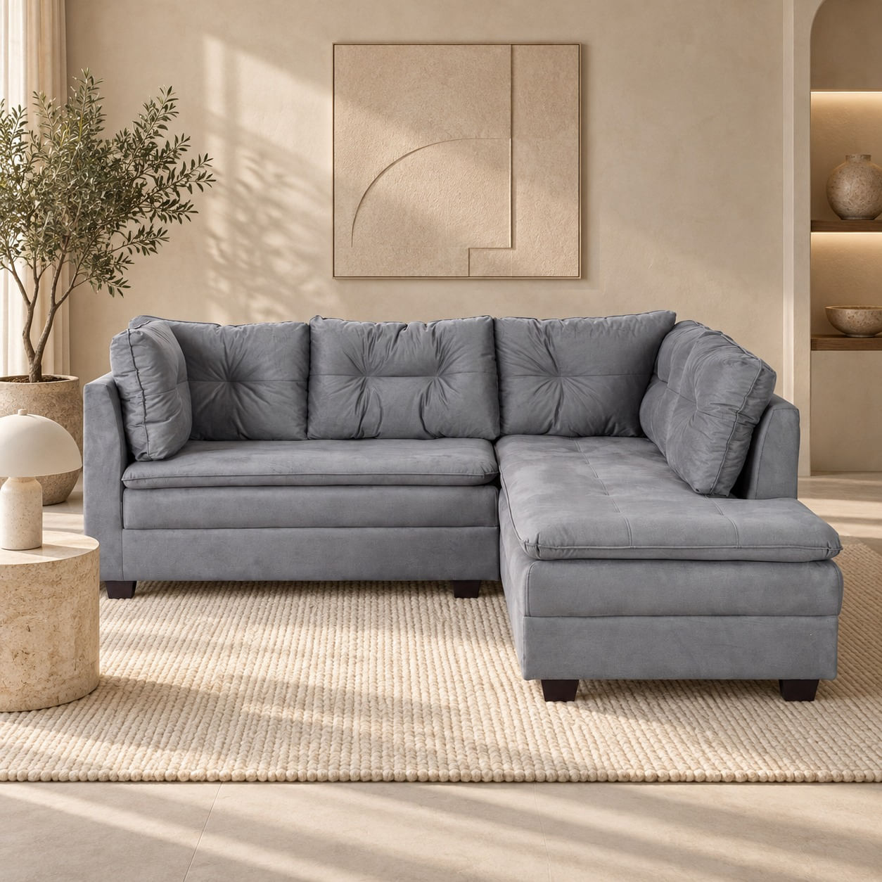 Sofa-Texas-cinza-8278-frontal-ambientado-banco-continuo-e-chaise-a-direita-de-quem-olha.-Decoracao-nao-acompanha.
