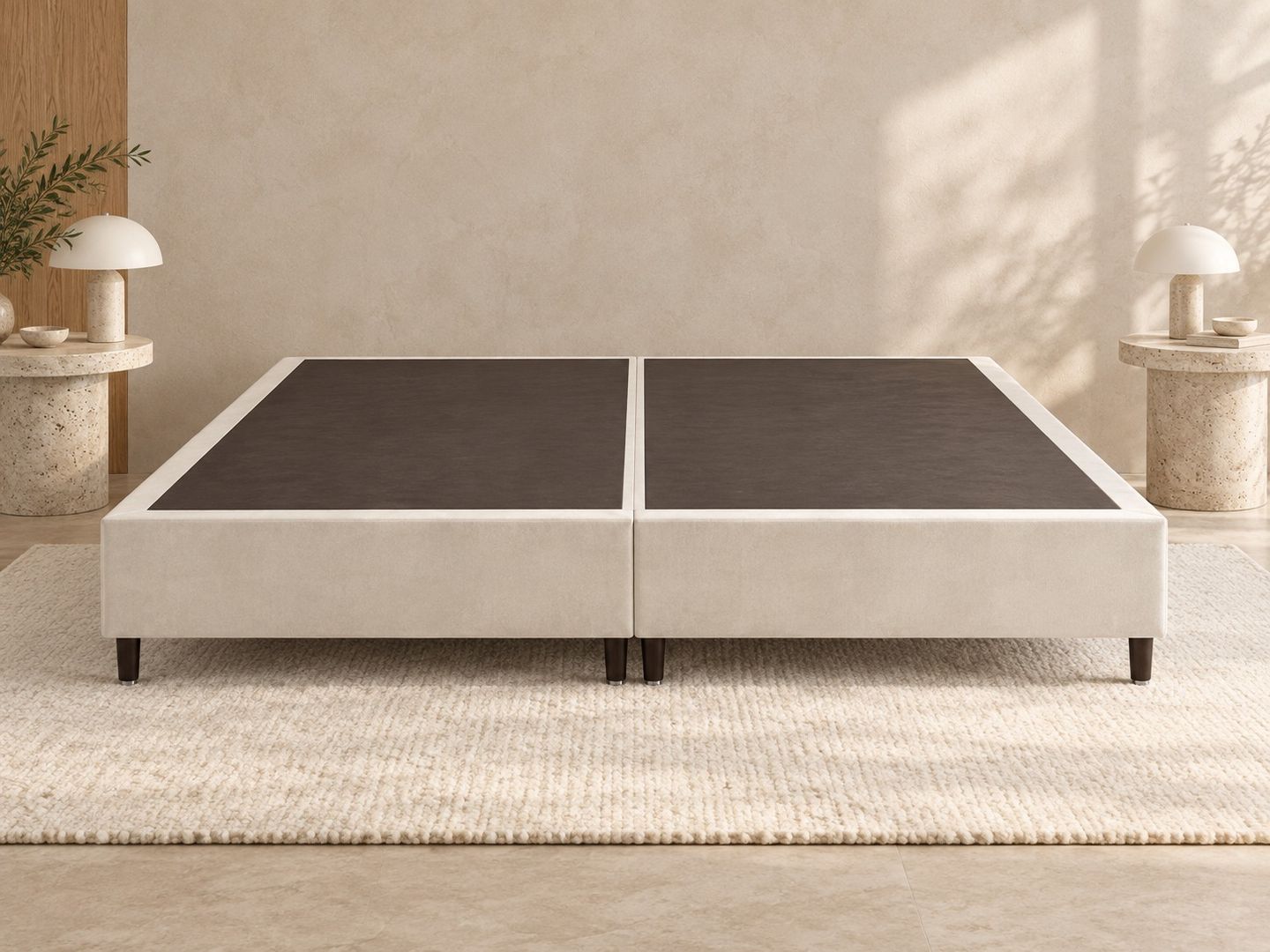 Base-Cairo-king-creme-bipartida-em-ambientacao-frontal-ilustrativa.-Colchao-e-decoracao-nao-inclusos.