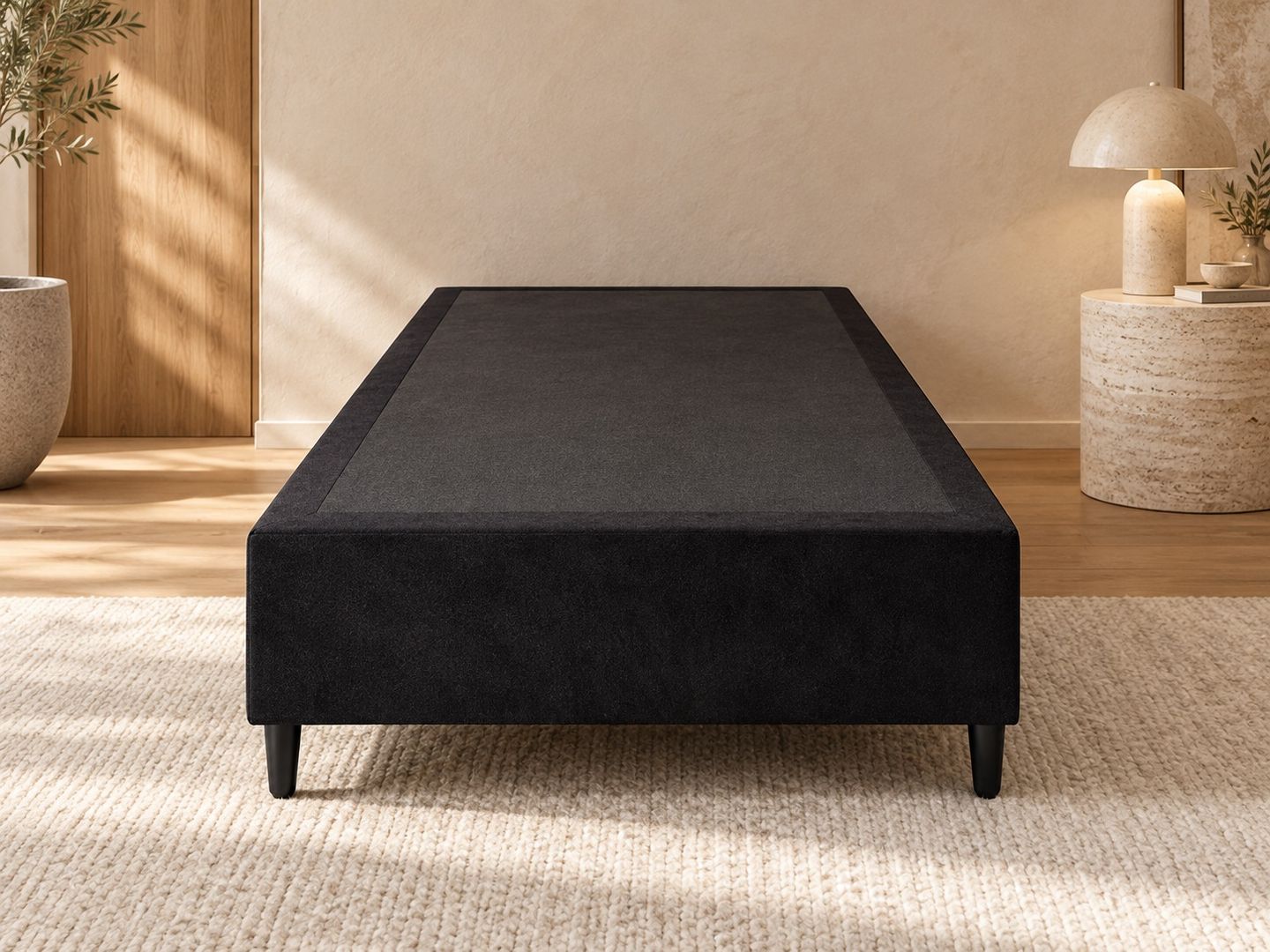 Base-Troy-Black-solteiro-preta-monobloco-em-ambientacao-frontal-ilustrativa.-Colchao-e-decoracao-nao-inclusos.