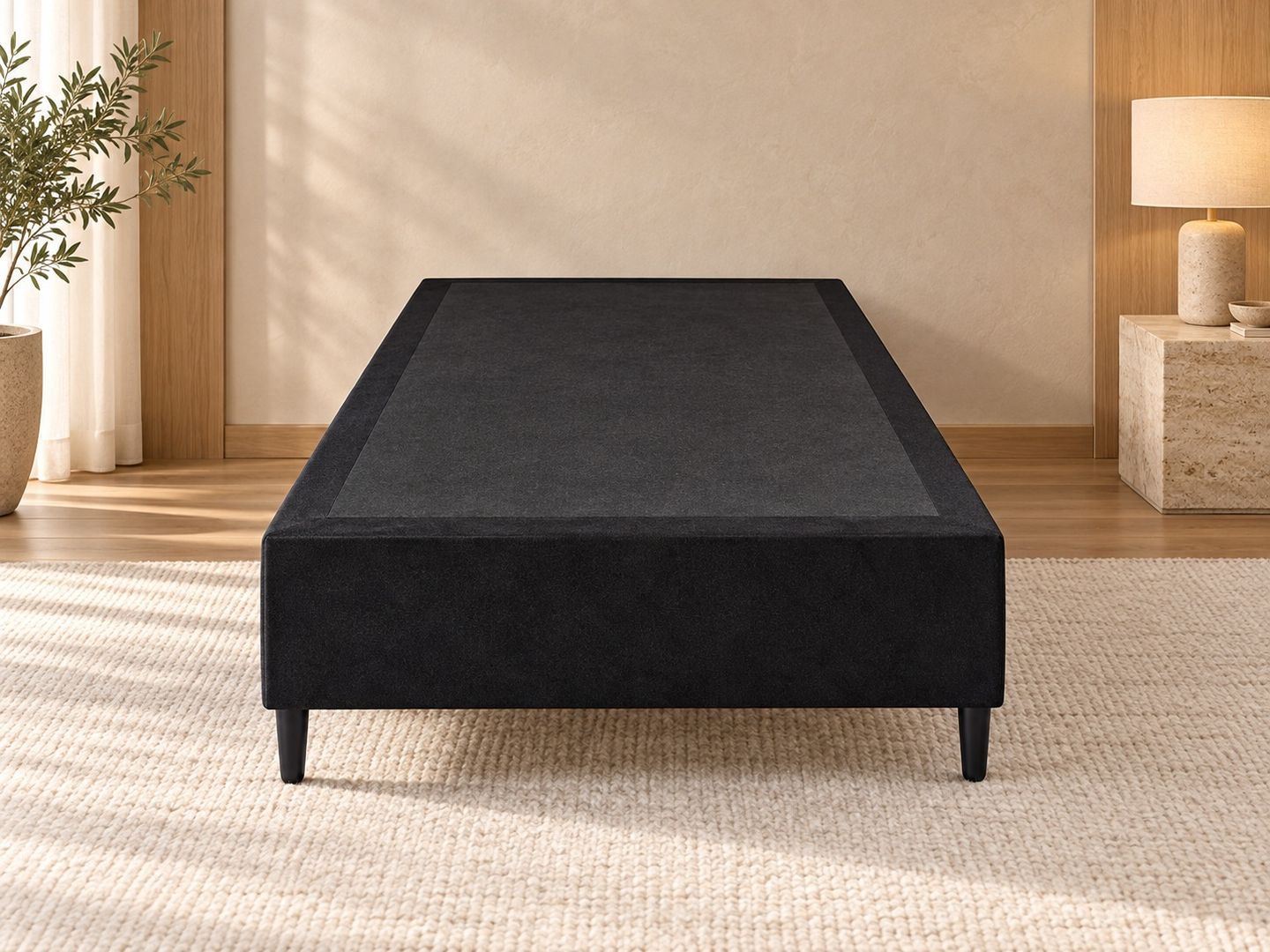 Base-Troy-Black-solteirao-preta-monobloco-em-ambientacao-frontal-ilustrativa.-Colchao-e-decoracao-nao-inclusos.