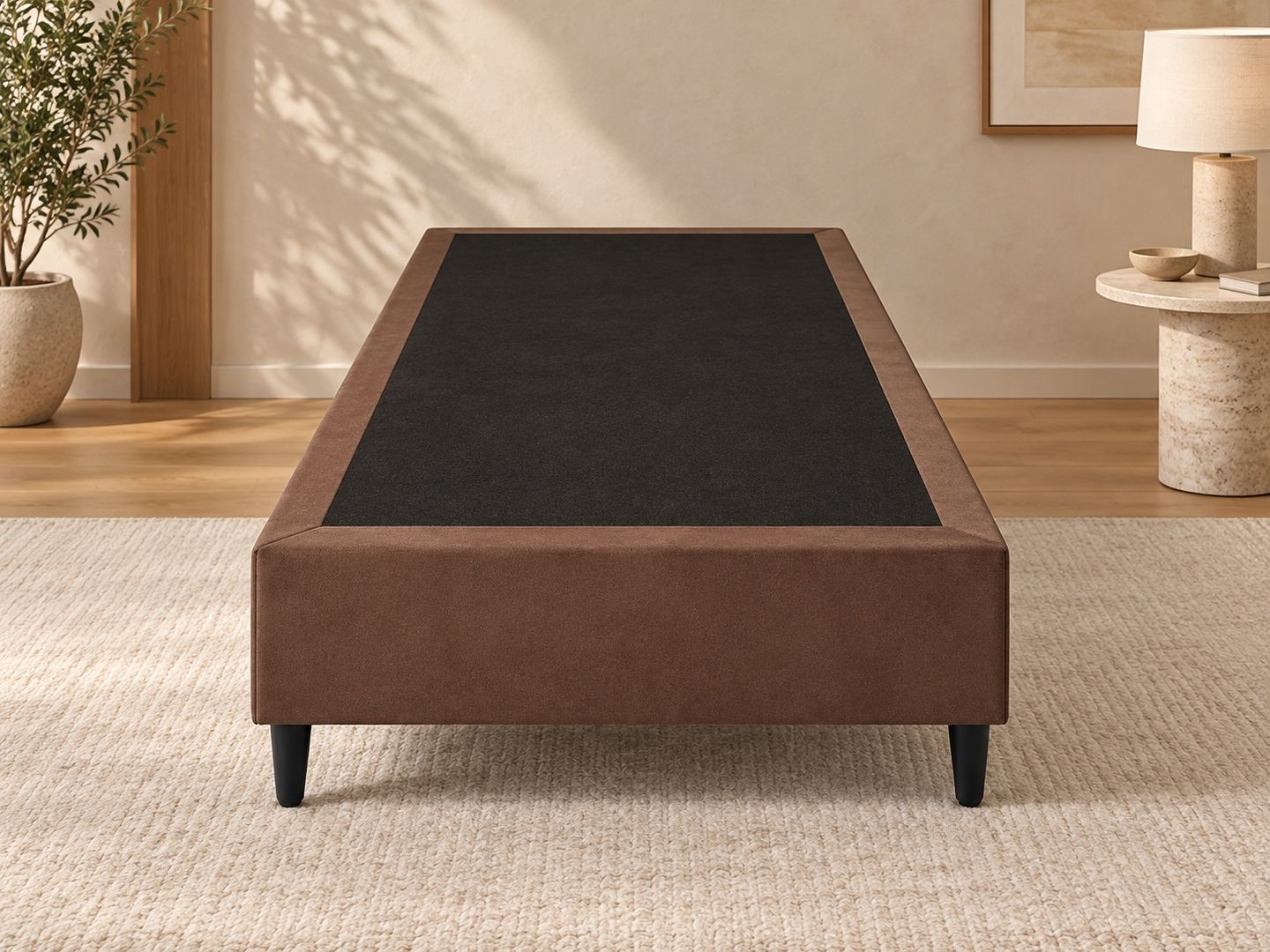 Base-Max-New-solteirao-chocolate-monobloco-em-ambientacao-frontal-ilustrativa.-Colchao-e-decoracao-nao-inclusos.