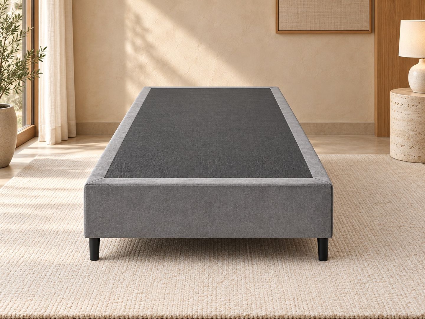 Base-Prisma-solteiro-chumbo-88-por-188-cm-em-ambientacao-ilustrativa-frontal.-Colchao-e-decoracao-nao-inclusos.