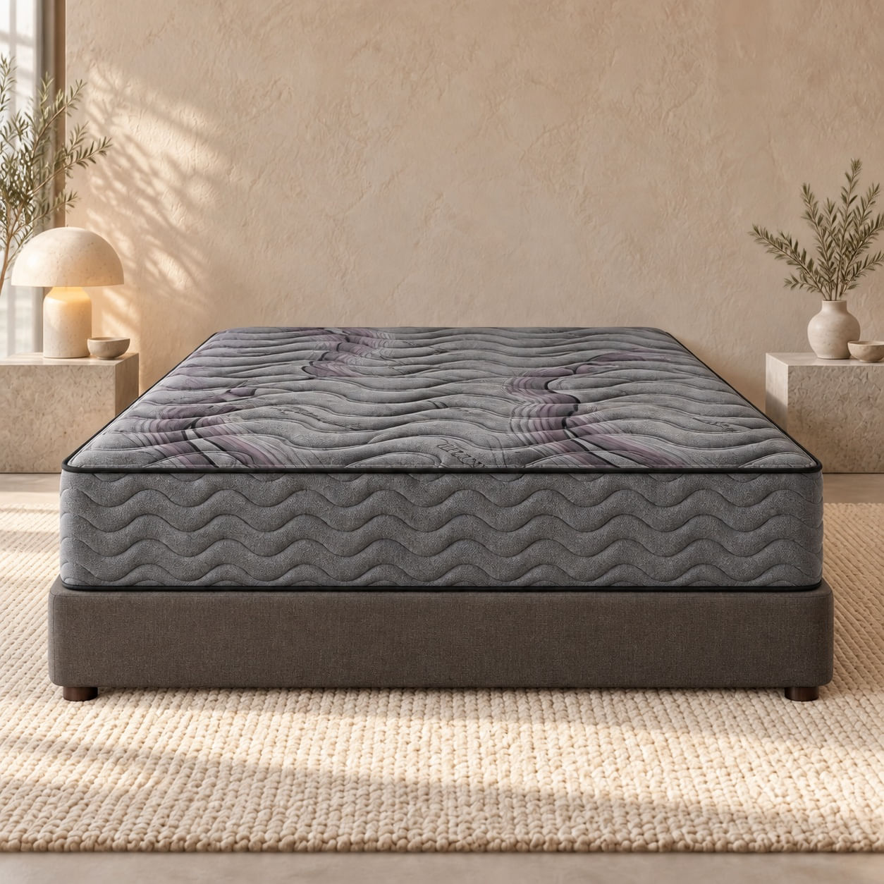Colchao-Leader-casal-cinza-em-ambientacao-frontal.-Cama-e-objetos-decorativos-nao-acompanham-o-colchao.
