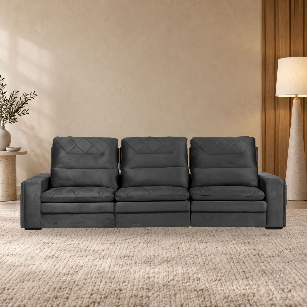 Sofa-visto-de-frente-em-ambiente-residencial-com-fotografia-original-do-produto-preservada
